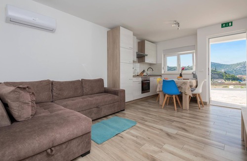 Ploce Apartment | Cozy apartment in Rogotin with WiFi