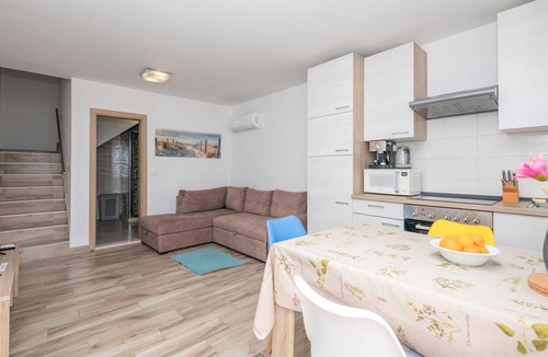 Ploce Apartment | Cozy apartment in Rogotin with WiFi