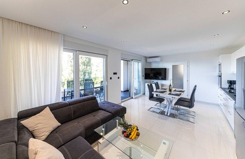 Seget Donji Apartment | Cozy apartment in Seget Donji with WiFi