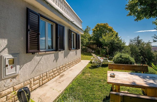 Stara Baska Apartment | Cozy apartment in Stara Baska with WiFi