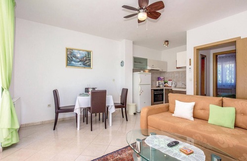 Smrika Apartment | Cozy apartment in Smrika with WiFi