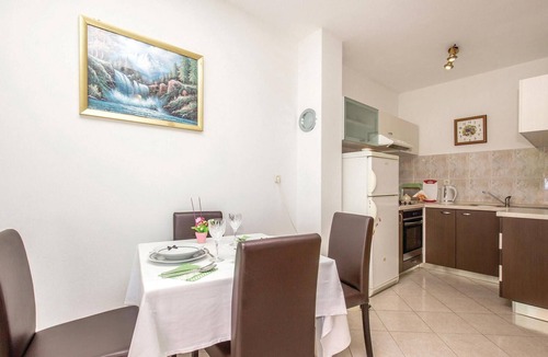 Smrika Apartment | Cozy apartment in Smrika with WiFi