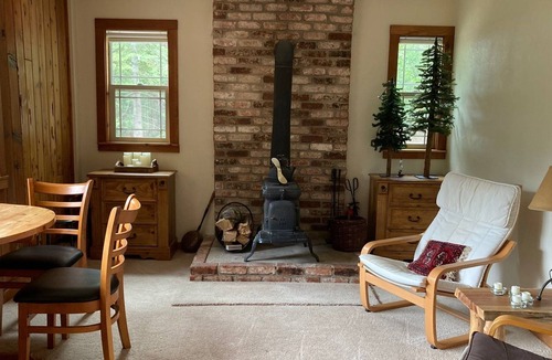 Apple Hill House | Cozy Apartment in the Pines