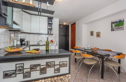 Vrbnik Apartment | Cozy apartment in Vrbnik with WiFi