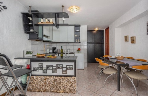 Vrbnik Apartment | Cozy apartment in Vrbnik with WiFi