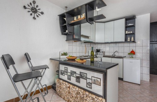 Vrbnik Apartment | Cozy apartment in Vrbnik with WiFi
