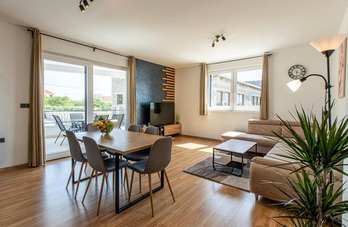 Vrsi Apartment | Cozy apartment in Vrsi with outdoor swimming pool