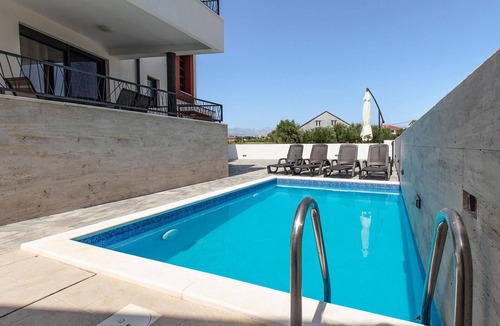 Vrsi Apartment | Cozy apartment in Vrsi with outdoor swimming pool