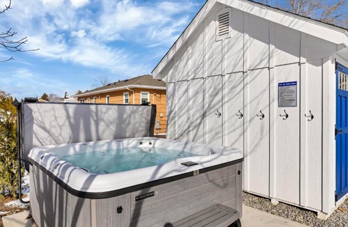 Westbrook Center Apartment | Cozy apartment, private beach & jacuzzi