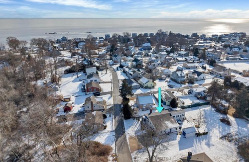 Westbrook Center Apartment | Cozy apartment, private beach & jacuzzi