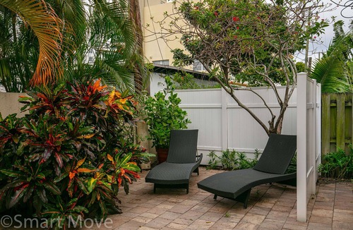 Poinciana Park Apartment | Cozy apartment steps from 17th street.