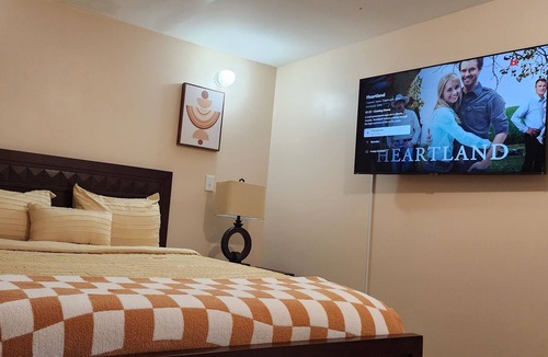 Port Richmond House | Cozy Apartment