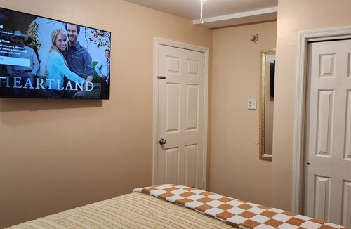 Port Richmond House | Cozy Apartment