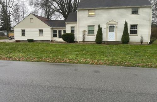 Salem Apartment | Cozy Apartment w Garage