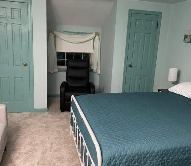Salem Apartment | Cozy Apartment w Garage