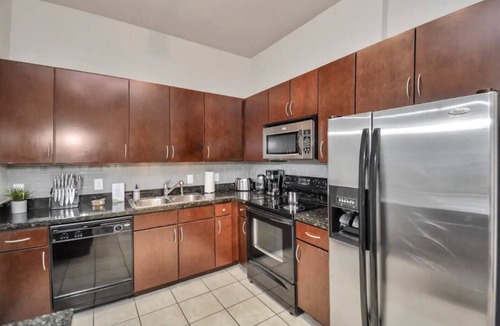 Greenway Plaza-Upper Kirby Apartment | Cozy Apartment w/King👑 Bed + Fast WiFi + Pets🐶🐈