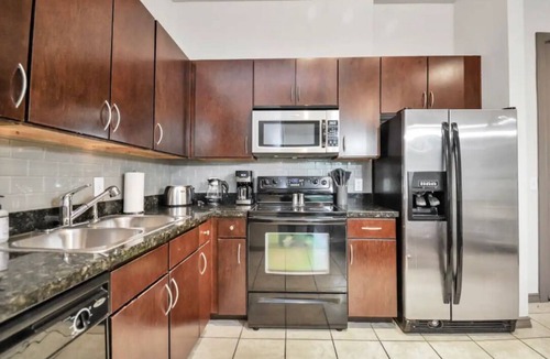 Greenway Plaza-Upper Kirby Apartment | Cozy Apartment w/King👑 Bed + Fast WiFi + Pets🐶🐈