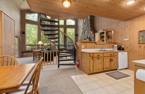 Lake Shore Condo | Cozy Apartment w/Lake Access + Pool & Trails