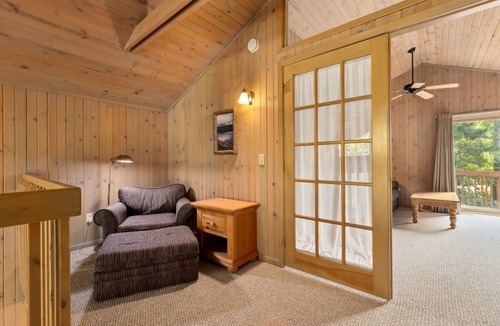 Lake Shore Condo | Cozy Apartment w/Lake Access + Pool & Trails