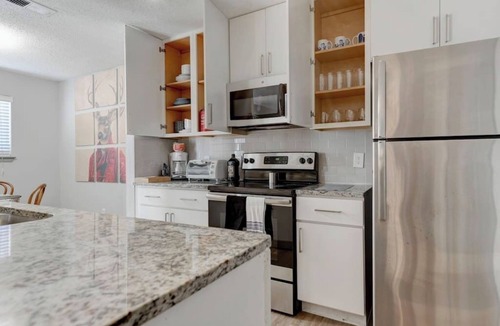 South Lamar Apartment | Cozy apartment w/pool & patio w/pet-friendly