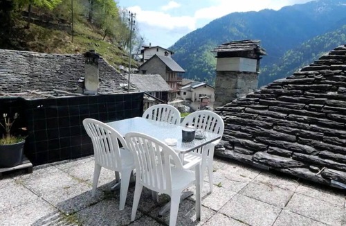 Onsernone Apartment | Cozy apartment with fireplace in the Swiss mountains