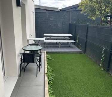Romainville Apartment | Cozy apartment with garden, massage