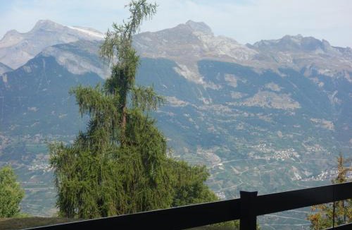 Salins Apartment | Cozy Apartment With Mountain Views
