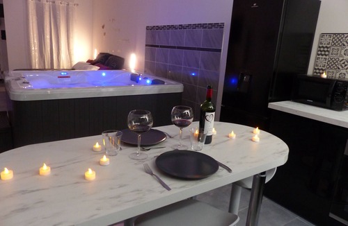 Auterive Apartment | Cozy apartment with private Jacuzzi for a romantic night