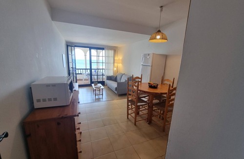 Pedrinya Apartment | Cozy apartment with terrace and pool 50m from the beach