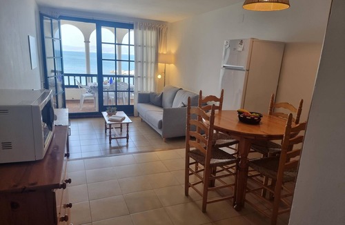 Pedrinya Apartment | Cozy apartment with terrace and pool 50m from the beach