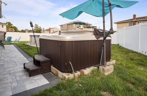 Long Island House | Cozy Apartment with Warm Fireplace 3B/1B