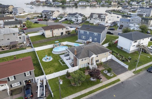 Long Island House | Cozy Apartment with Warm Fireplace 3B/1B