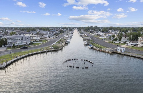 Long Island House | Cozy Apartment with Warm Fireplace 3B/1B