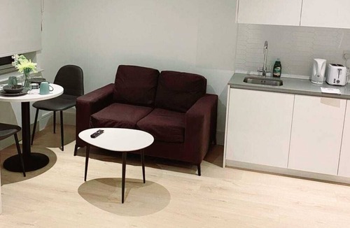 Valentines Apartment | Cozy Apartments Near Ilford Station London Free Wi-Fi & Netflix