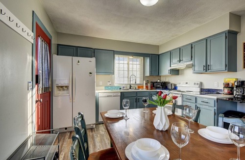 Pottawattamie County Apartment | ♔ Cozy Apt A Stone's Throw away from Downtown ♔