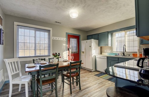 Pottawattamie County Apartment | ♔ Cozy Apt A Stone's Throw away from Downtown ♔
