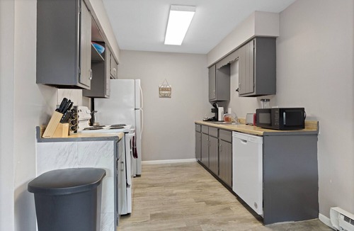 Aurora Apartment | Cozy apt Aurora/Sleeps 6/FREE Wifi/Chgolnd area/Parking