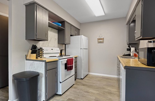 Aurora Apartment | Cozy apt Aurora/Sleeps 6/FREE Wifi/Chgolnd area/Parking
