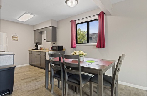 Aurora Apartment | Cozy apt Aurora/Sleeps 6/FREE Wifi/Chgolnd area/Parking