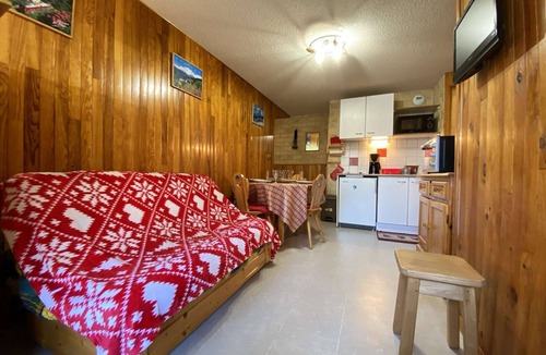 Praz-sur-Arly Apartment | Cozy apt for 6, Praz-sur-Arly, free shuttle, parking, pets allowed