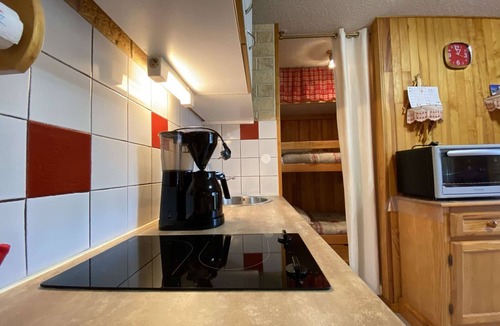 Praz-sur-Arly Apartment | Cozy apt for 6, Praz-sur-Arly, free shuttle, parking, pets allowed