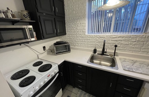 Cote-Des-Neiges—Notre-Dame-De-Grace Apartment | Cozy Apt in Great Central location + free parking - 31 night minimum