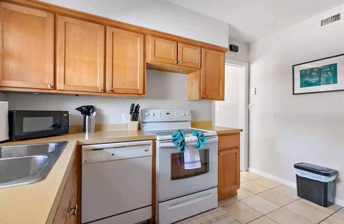 Riverside Apartment | *Cozy Apt in Riverside*- Wi-Fi, Riverfront, Tv