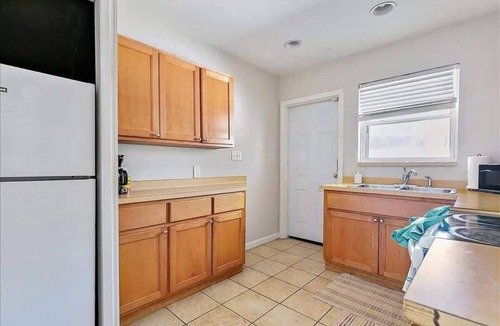 Riverside Apartment | *Cozy Apt in Riverside*- Wi-Fi, Riverfront, Tv