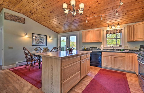 Moscow Apartment | Cozy Apt w/Hot Tub & Deck, 10 Mi to Stowe Resort!