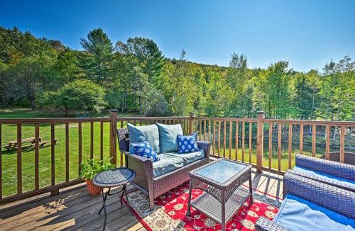 Moscow Apartment | Cozy Apt w/Hot Tub & Deck, 10 Mi to Stowe Resort!
