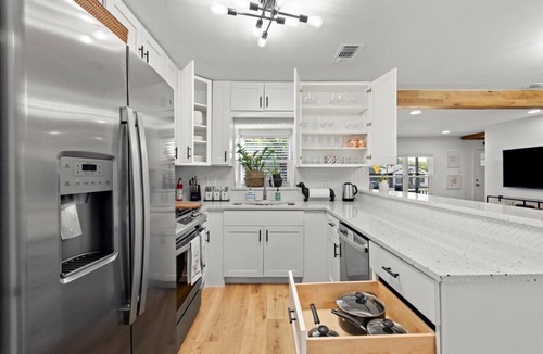 Central Arlington House | Cozy Arlington Bungalow 4/Mins to AT&T Stadium/Globe Life Field