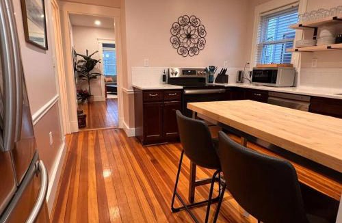 Everett Apartment | Cozy as a Sunday - 2/BR sleep 6