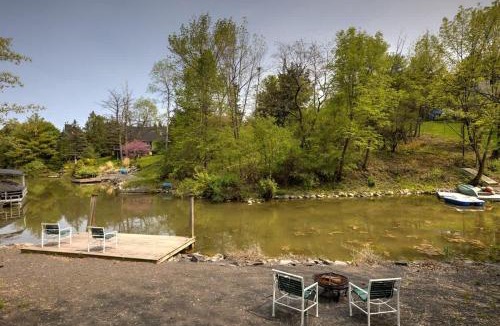 Athens House | Cozy Athens Cabin on the Lake with Hot Tub & Backyard