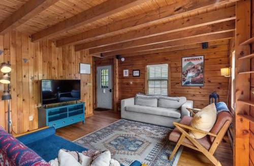 Athens House | Cozy Athens Cabin on the Lake with Hot Tub & Backyard